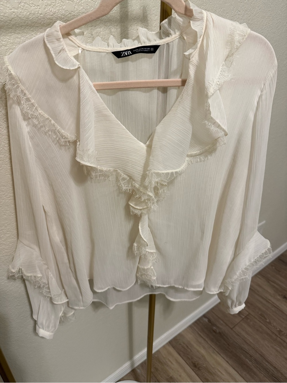 🤍Zara White Blouse with lace details - size medium 🤍